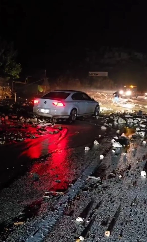 Antalya’nın ilçelerinde sağanak etkili oldu, ev ve seraları su bastı, dağdan sürüklenen kaya parçaları yolu kapattı
