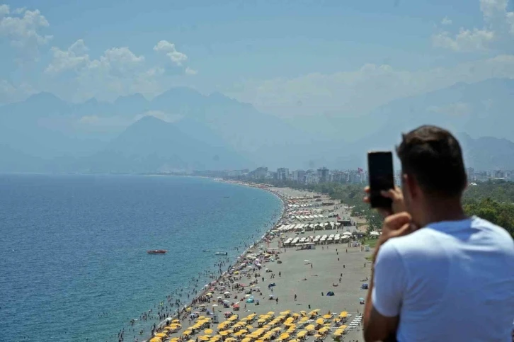 Antalya sahillerinde bayram yoğunluğu artarak devam ediyor
