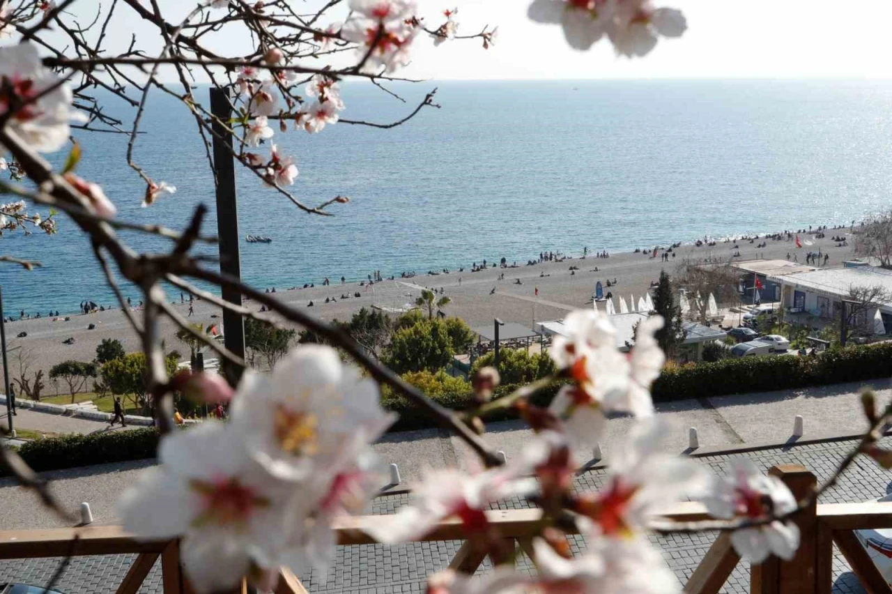 Antalya şubatta baharı yaşadı
