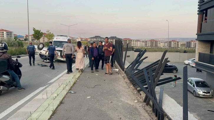 Aracın çarpmasıyla kopan demirler sitede çocukların oyun alanına düştü
