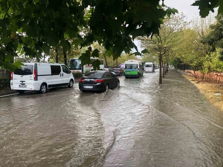 Araçlar suda mahsur kaldı: Koltuk suya kapıldı
