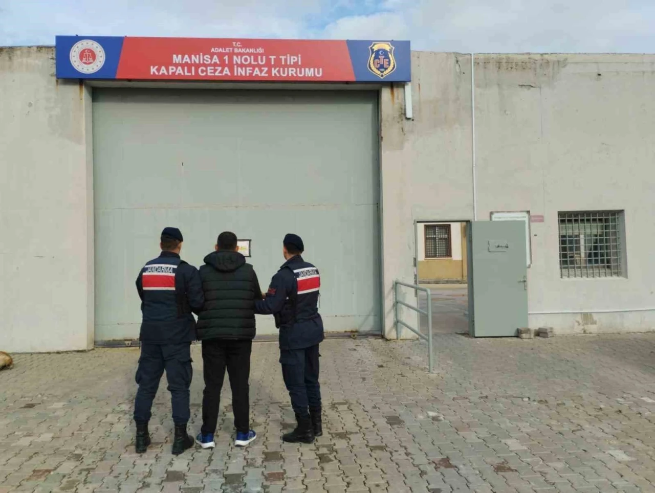 Aranan şahıs yol kontrol noktasında yakalandı
