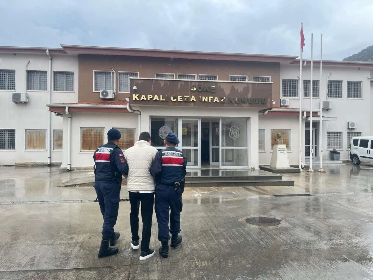 Aranan şahıslar jandarmadan kaçamadı
