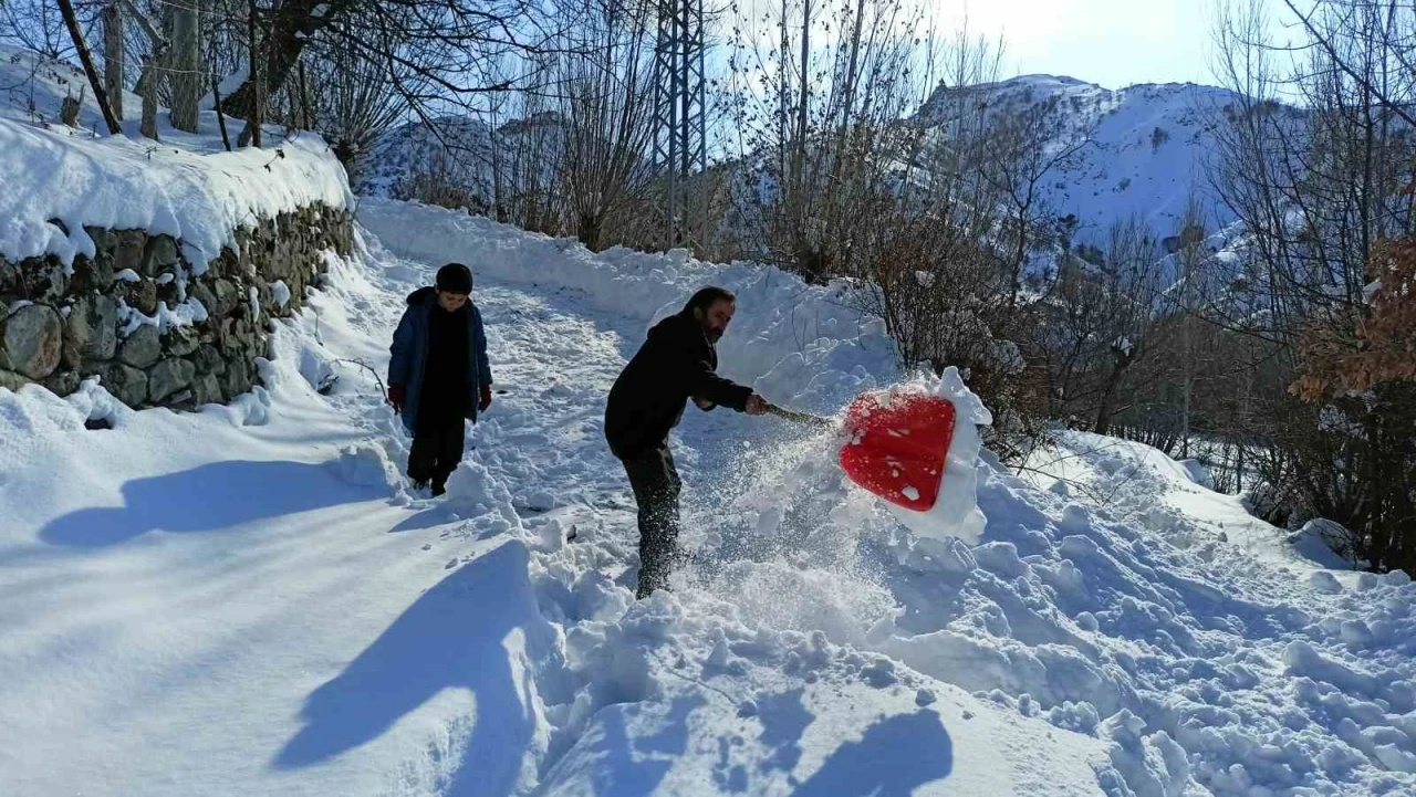 Arapgir’de kar geçit vermiyor
