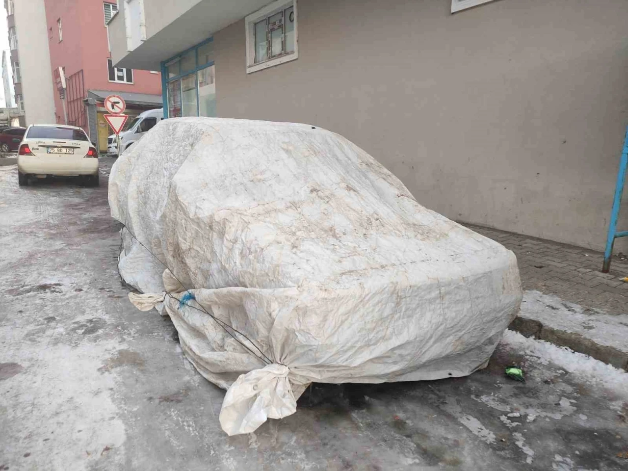 Ardahan’da araçlar soğuktan halı ve battaniyelerle korunuyor
