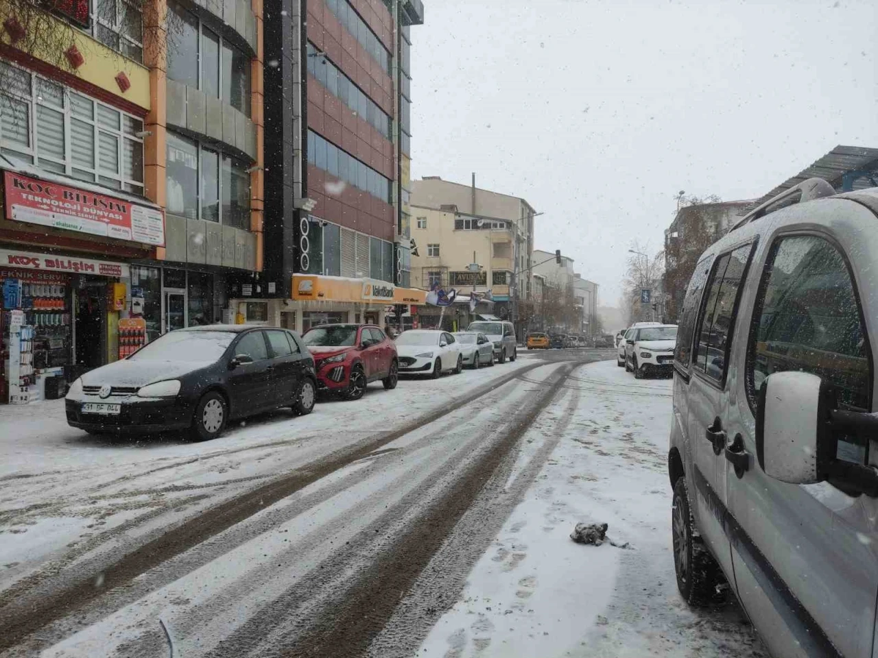 Ardahan’da kar yağışı etkili oluyor
