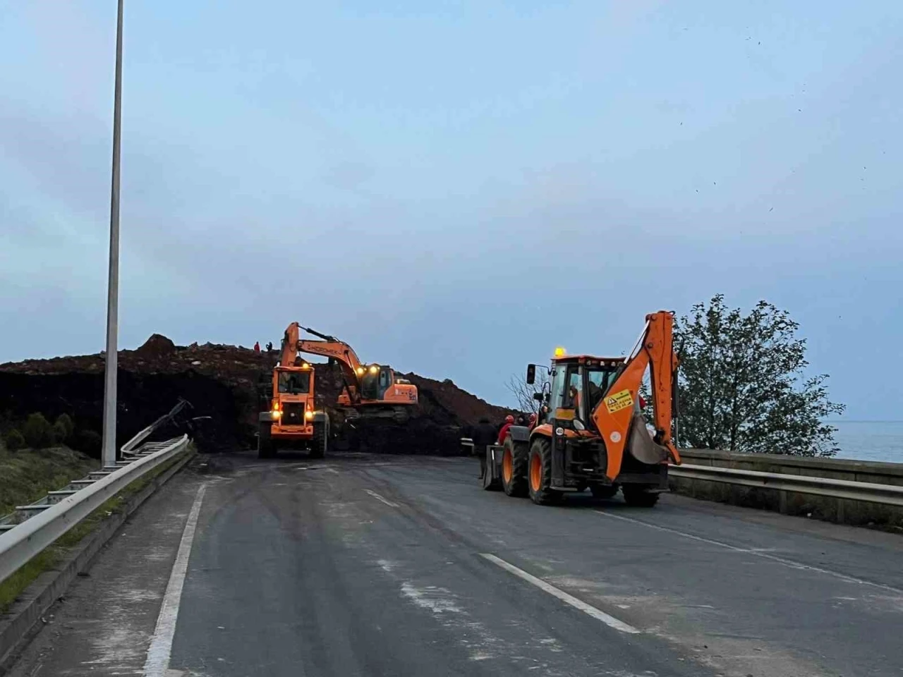 Arhavi’deki heyelanın ardından yol açma çalışmaları başladı
