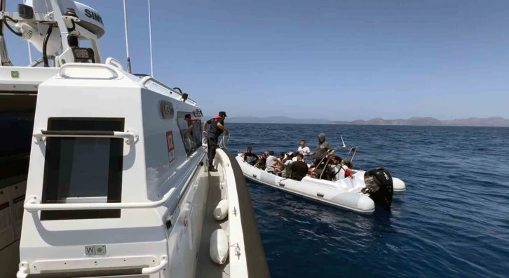 Arızalanan lastik bot içindeki 19 düzensiz göçmen kurtarıldı
