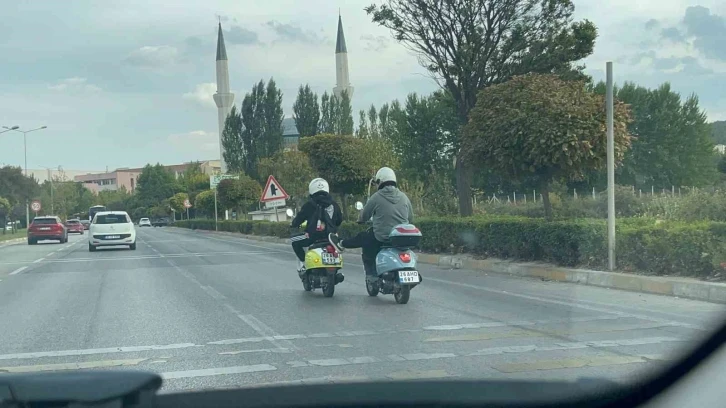 Arkadaşının bozulan motosikletini ayağı ile iten sürücü trafiği tehlikeye attı
