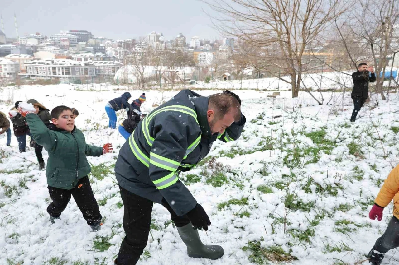 Arnavutköy Belediye Başkanı çocuklarla kartopu oynadı
