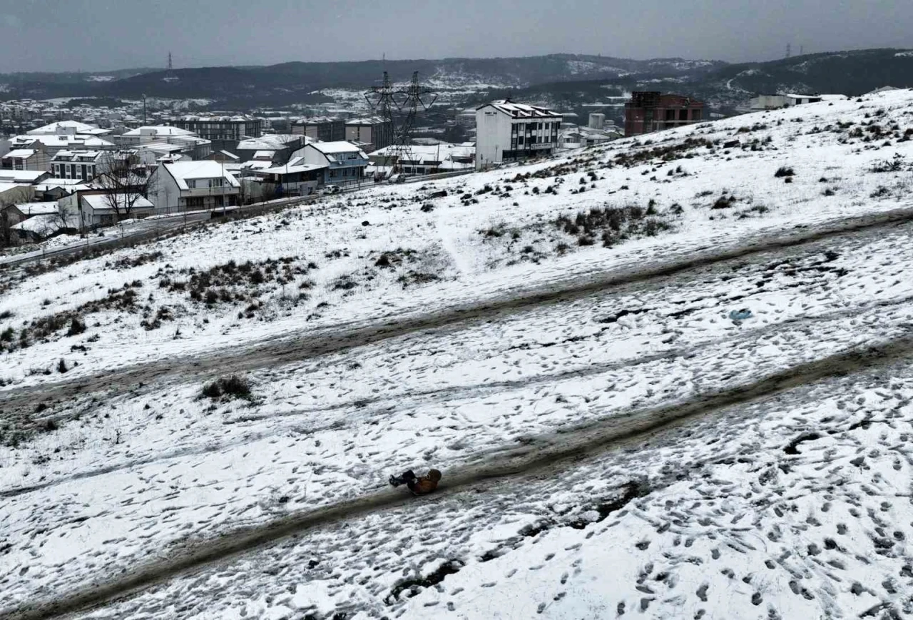 Arnavutköy beyaza büründü, çocuklar yokuştan poşetlerle kaydı
