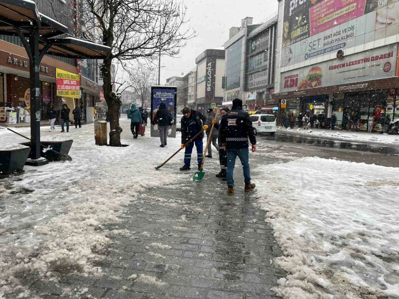 Arnavutköy’de karla mücadele çalışmaları aralıksız sürüyor
