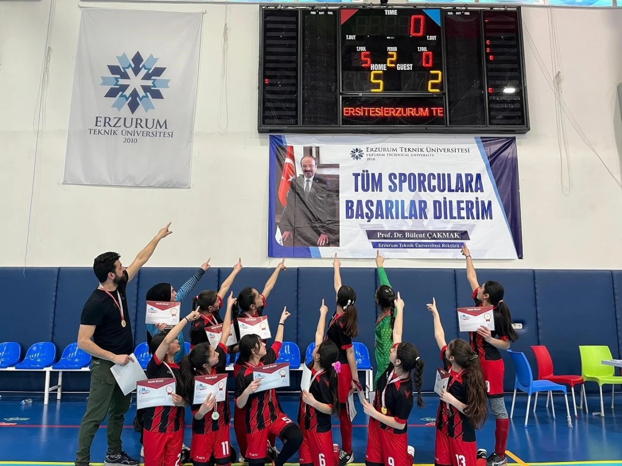 Arpaçaylı kızlar futsalda bölge şampiyonu
