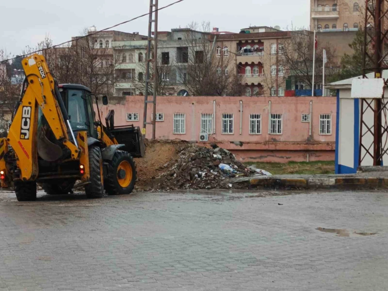 Artuklu Belediyesi görevini yapmayınca çöpleri Mardin Büyükşehir Belediyesi topladı
