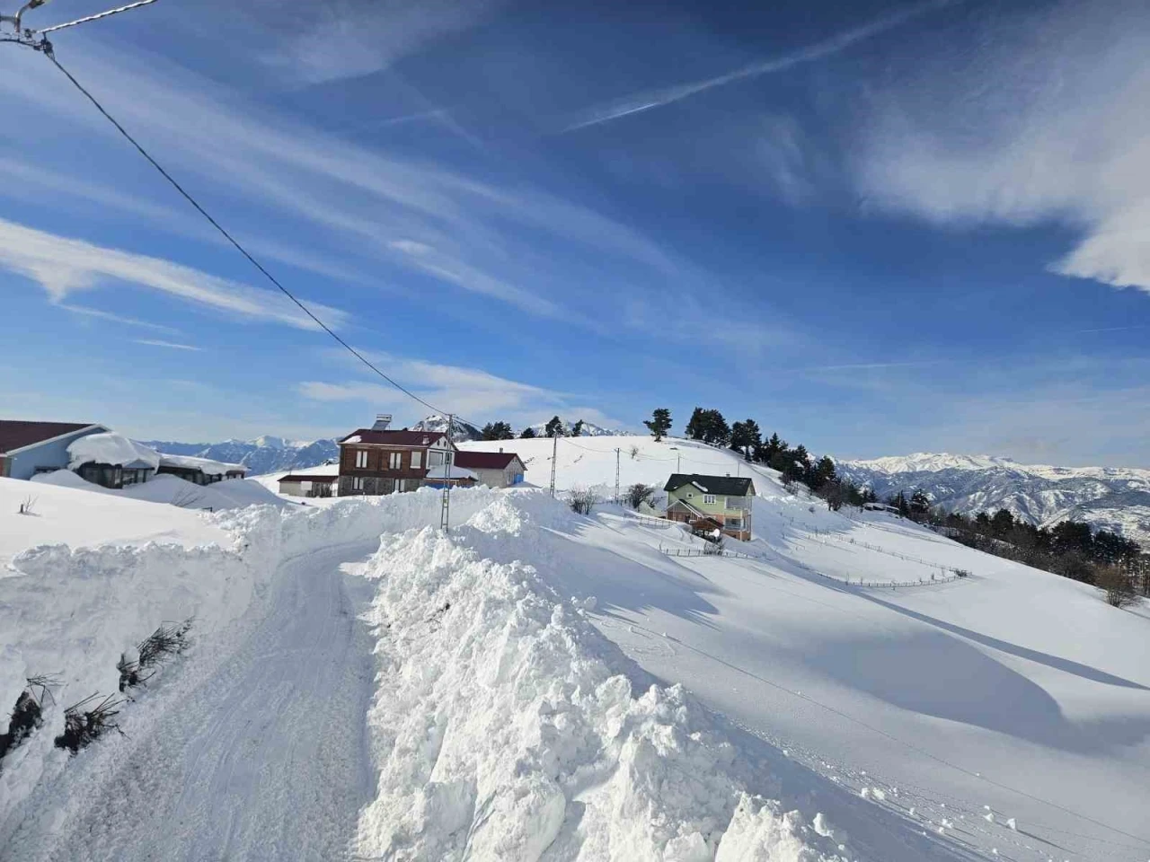 Artvin’de kar kalınlığı 3 metreyi aşan köyün yolu 10 gün sonra açıldı
