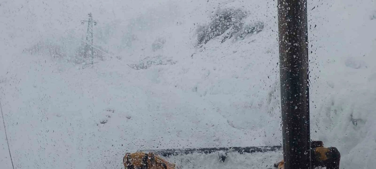 Artvin’de kar nedeniyle Camili bölgesi ve  6 köy yolu ulaşıma kapandı
