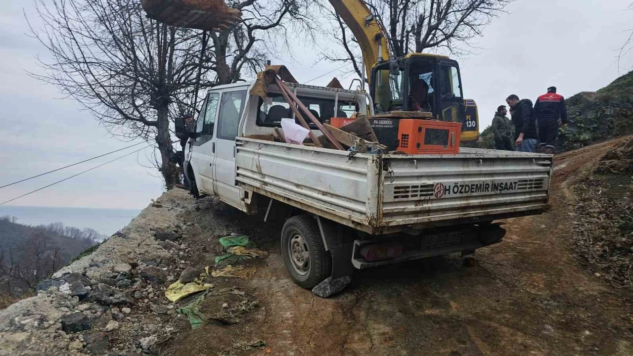 Artvin’de kaygan yolda ekskavatör kamyonete çarptı: 1 yaralı
