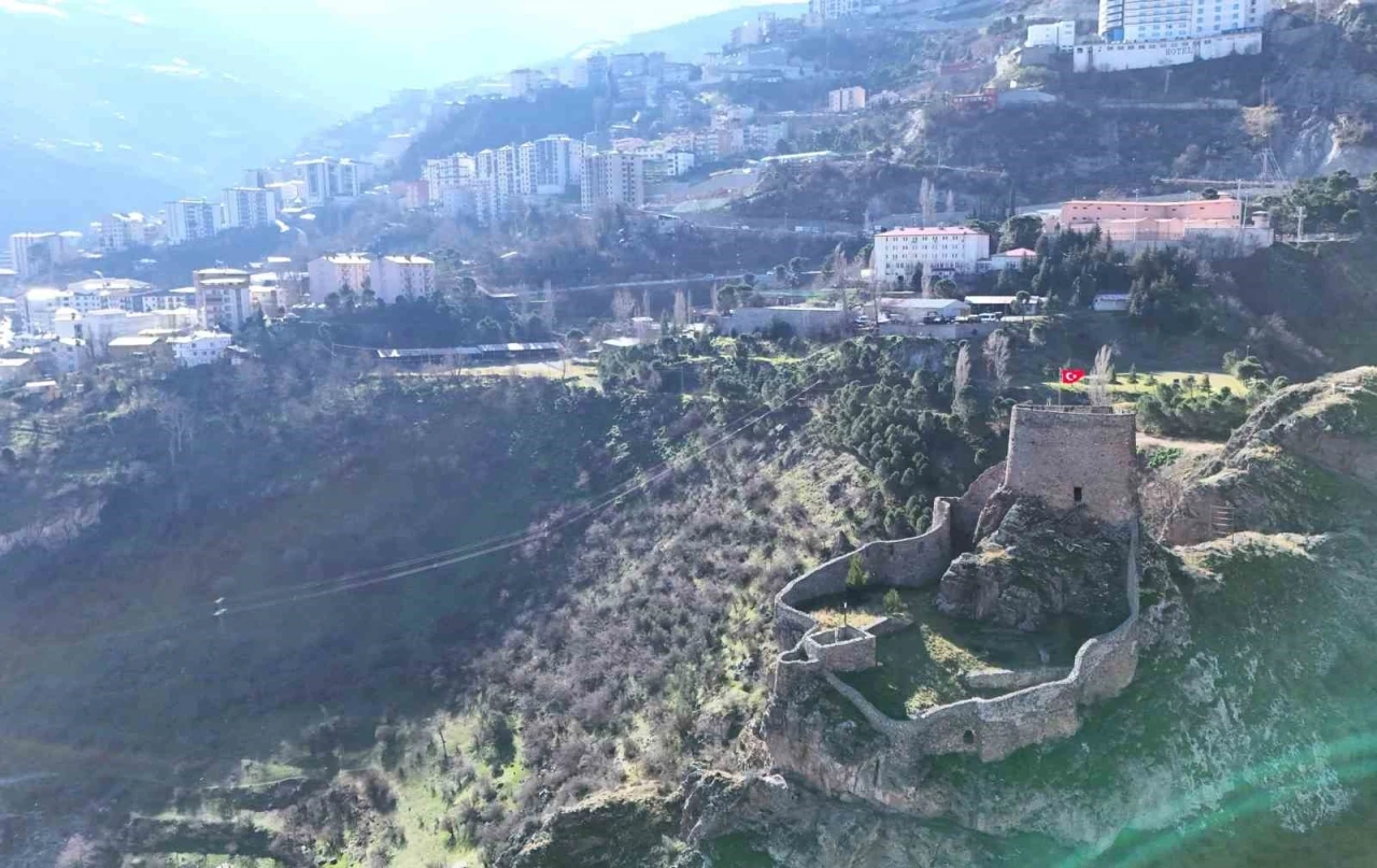 Artvin Kalesi’nin surlarında Türk bayrağı yeniden dalgalanıyor
