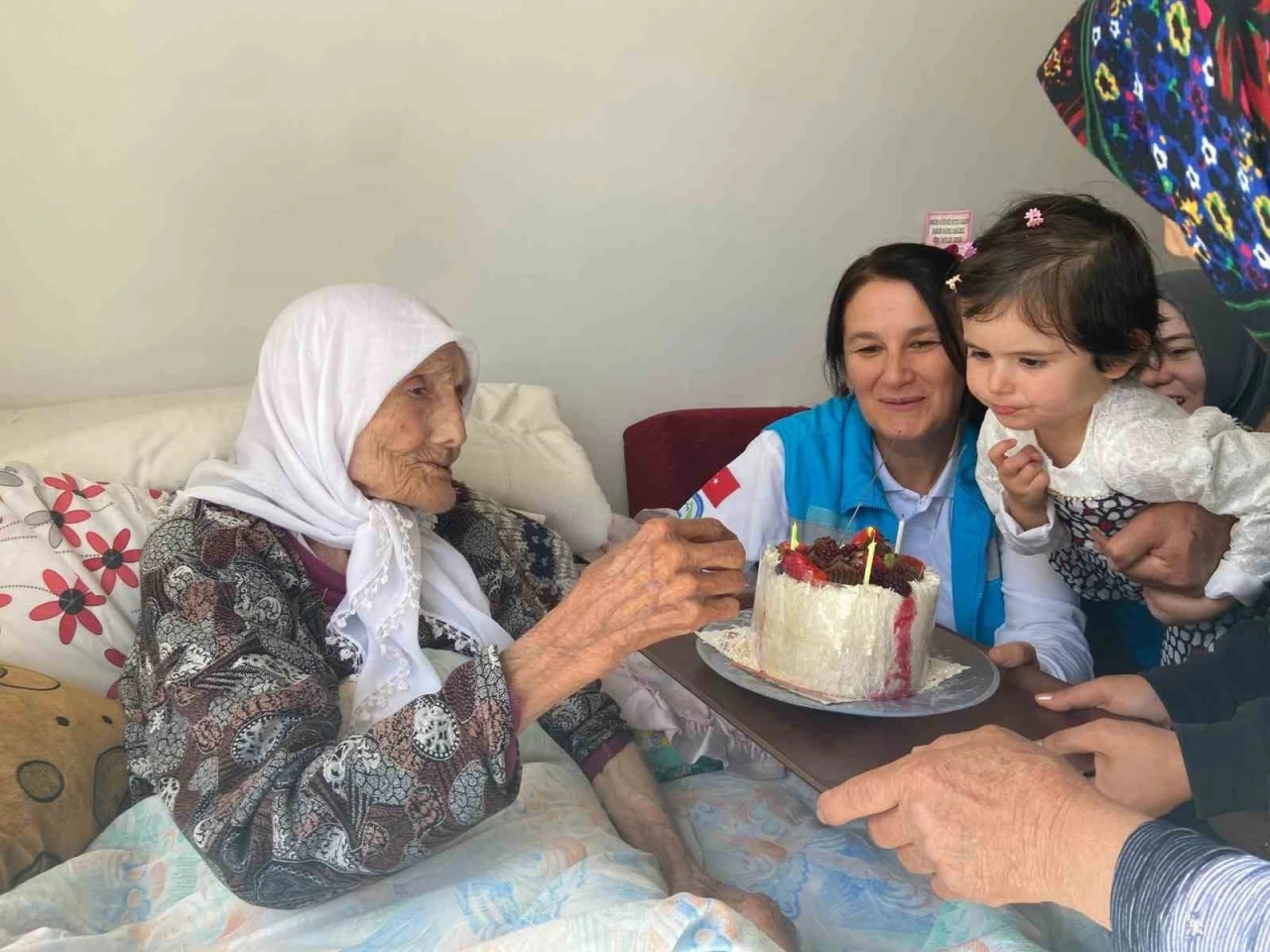 Asırlık Emine nineye doğum günü sürprizi
