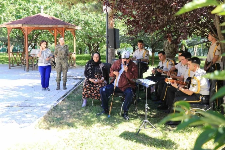 Askeri bando takımı, huzurevi sakinleri için çaldı
