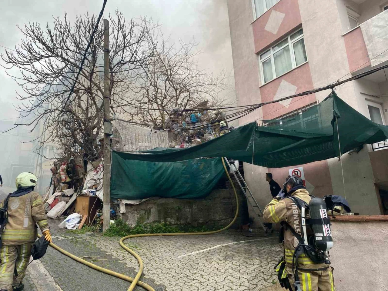 Ataşehir’de gecekondu alev alev yandı
