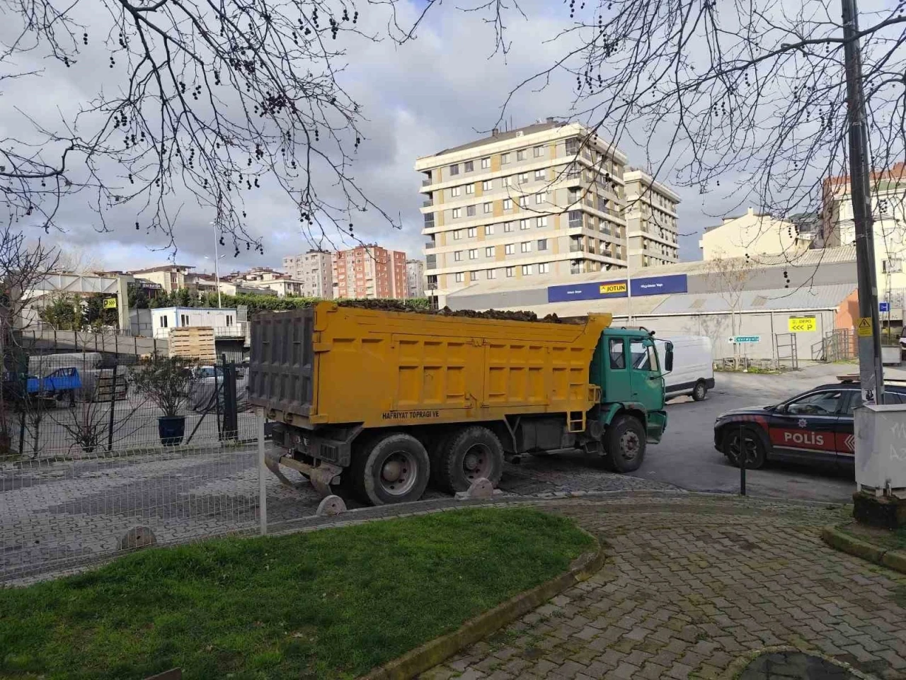 Ataşehir’de kaçak döküm yapan hafriyat kamyonu sürücüsüne 647 bin TL ceza
