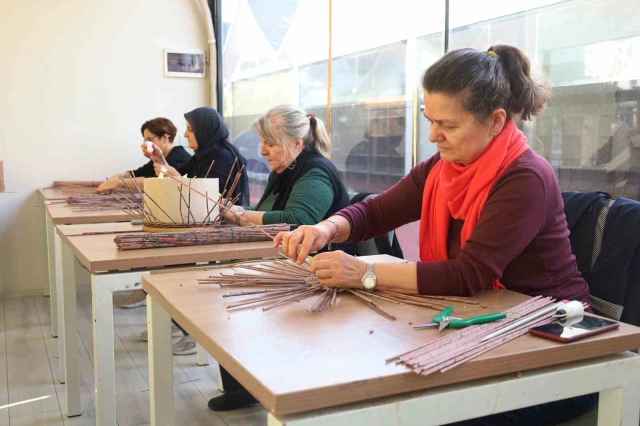 Atıklar ilham veren ellerde ‘sanat’ olarak hayata dönüyor
