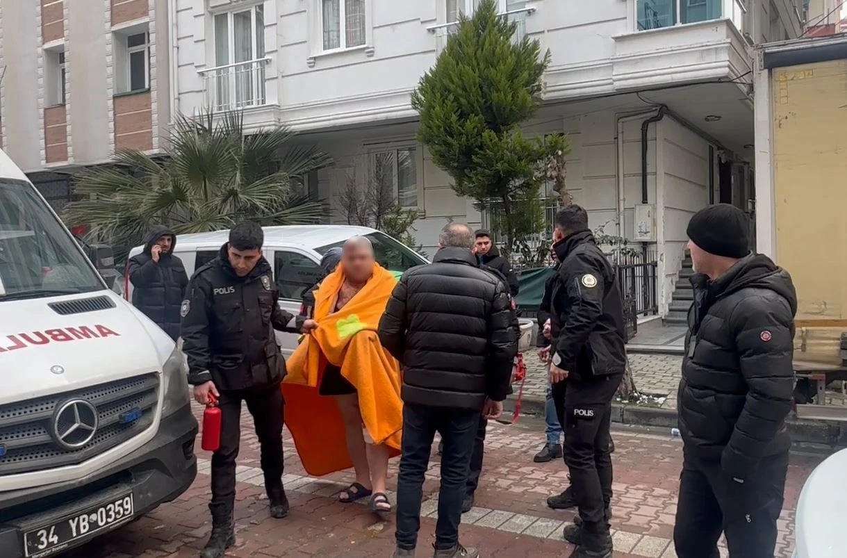 Avcılar’da evinde kendine zarar veren adama özel harekat polisi müdahale etti
