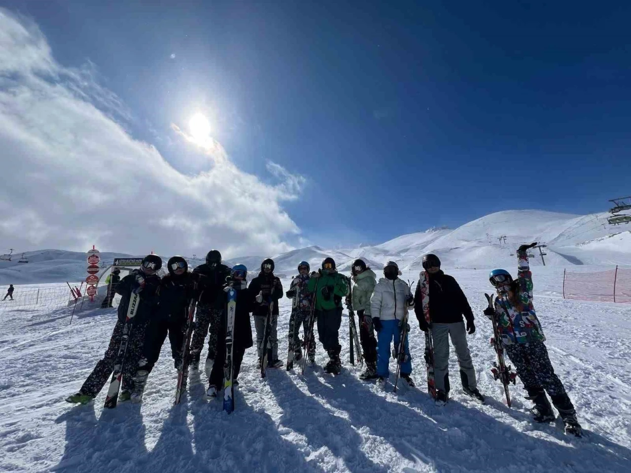 Avrupa’dan gelen gönüllüler Erciyes’te kayak öğrendi
