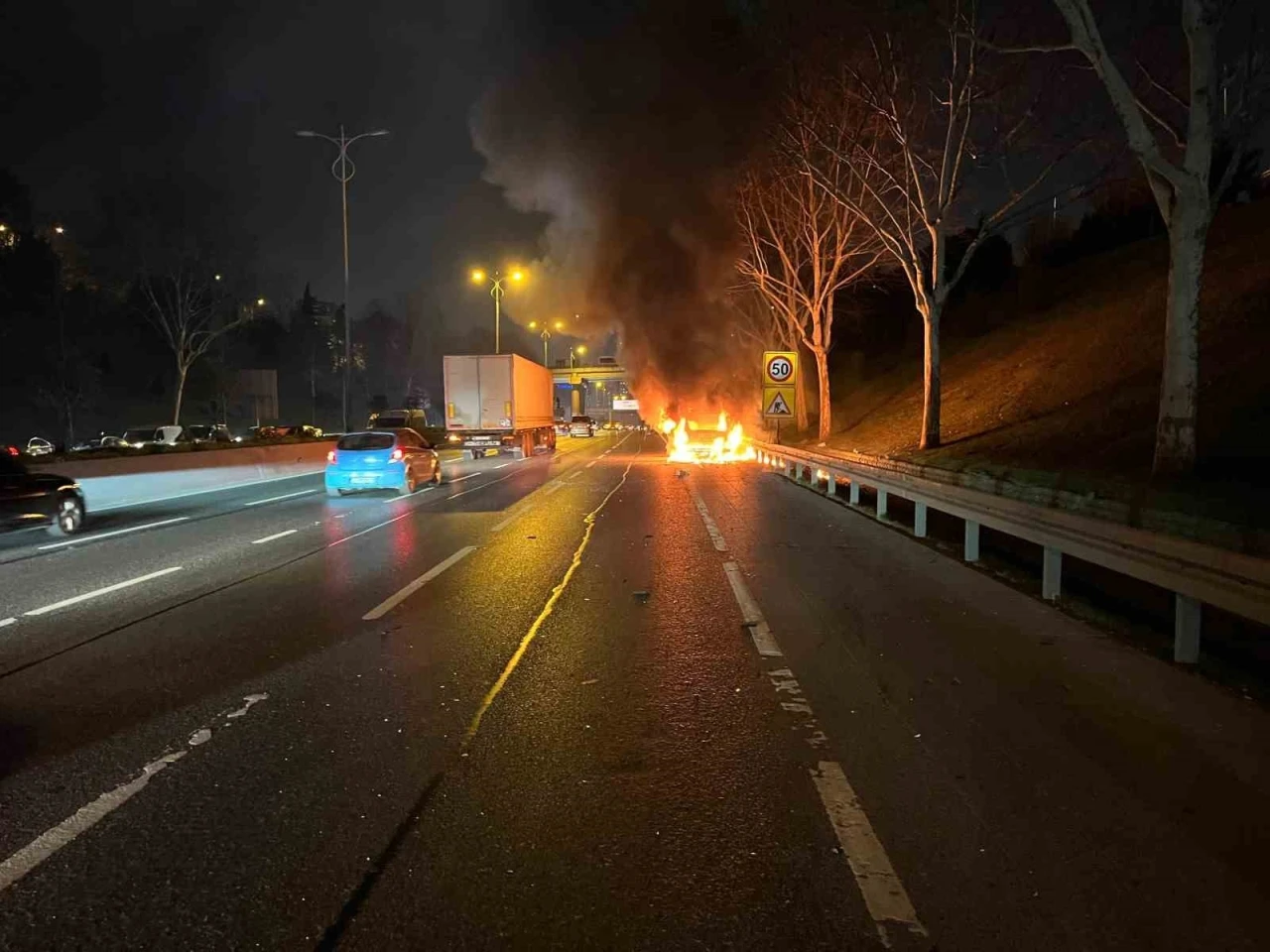 Avrupa Otoyolu’nda araç alev topuna döndü, trafik yoğunluğu oluştu
