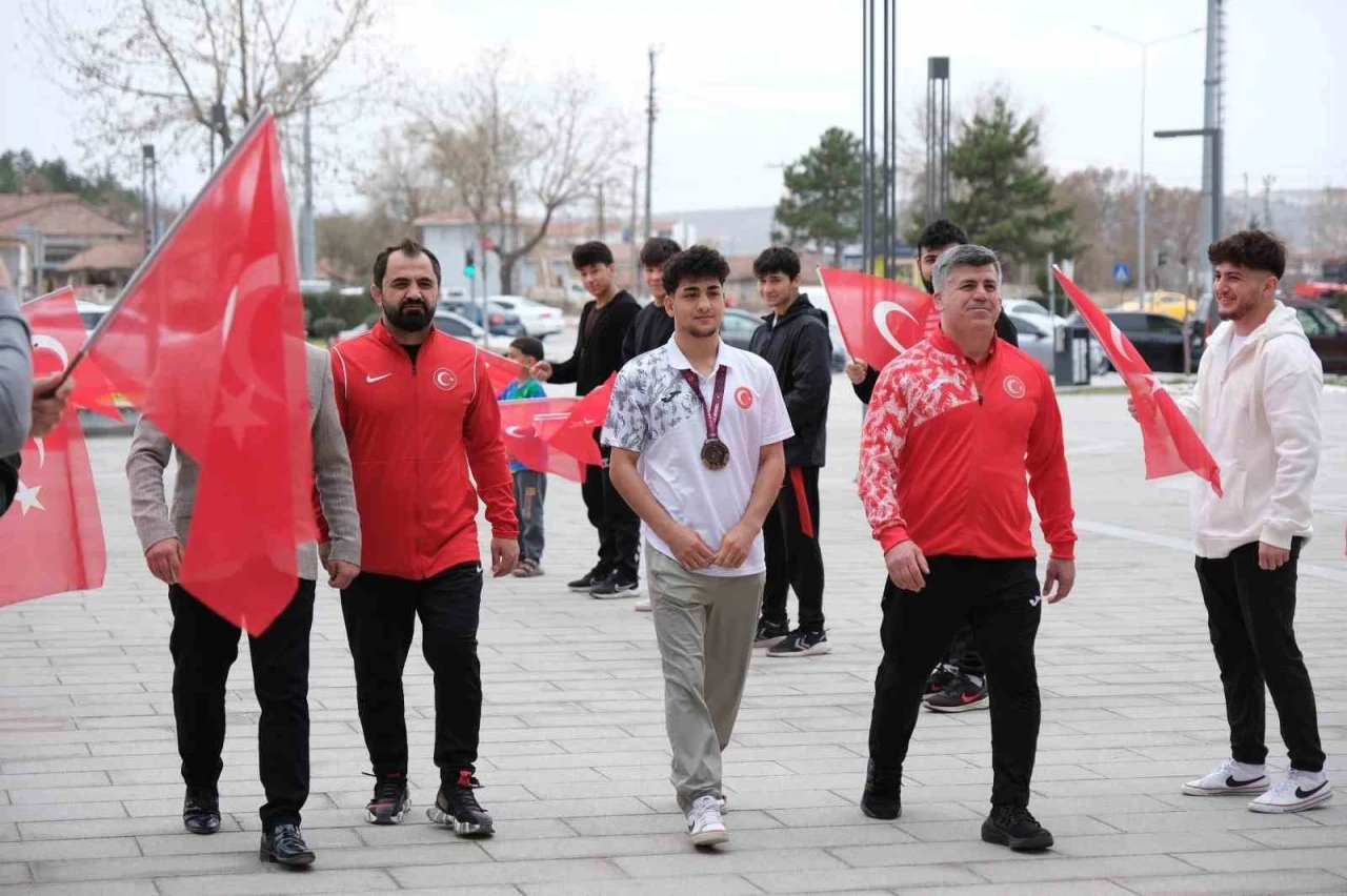 Avrupa üçüncüsü güreşçiye coşkulu karşılama
