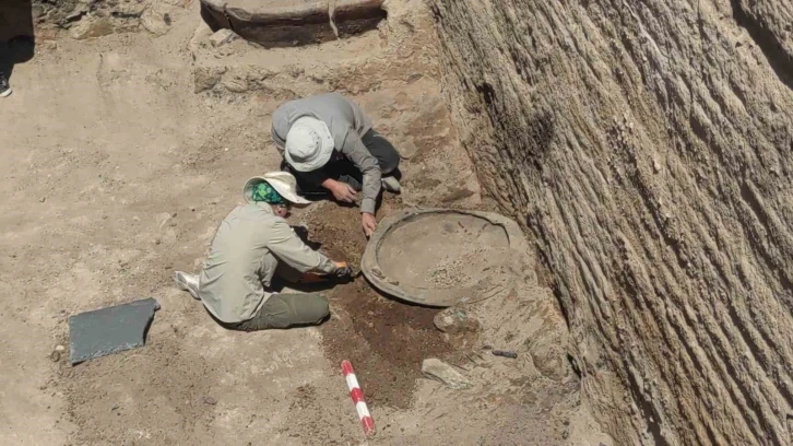 Ayanis Kalesi’nde 2 bin 700 yıllık 3 adet bronz kalkan bulundu
