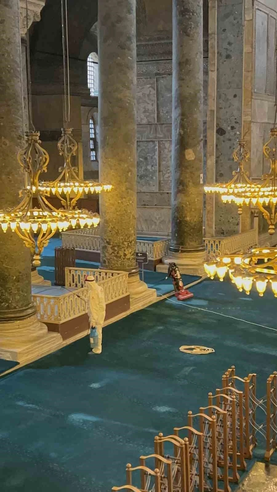 Ayasofya Camii Ramazan ayı öncesi gül suyu ile yıkandı
