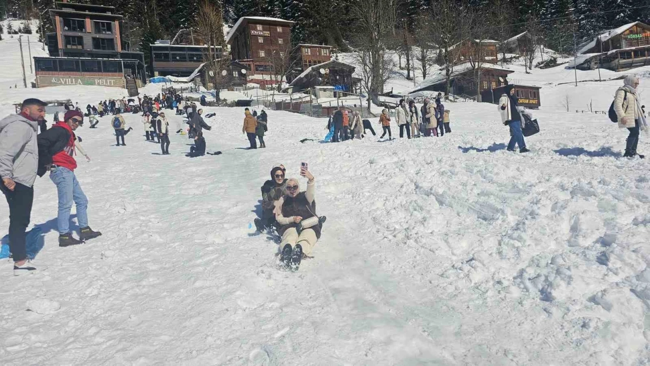 Ayder Kardan Adam Kış Festivali renkli görüntülere sahne oldu
