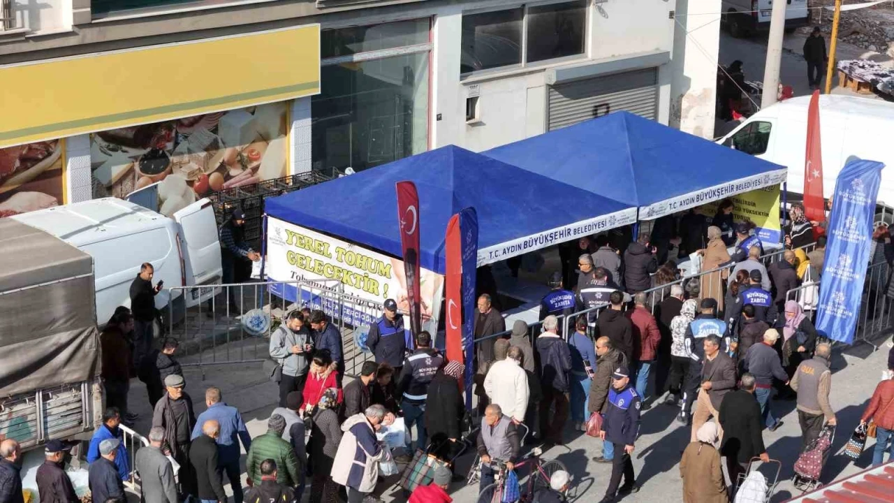 Aydın Büyükşehir Belediyesi’nin ürettiği fideler Sökeli vatandaşlara dağıtıldı
