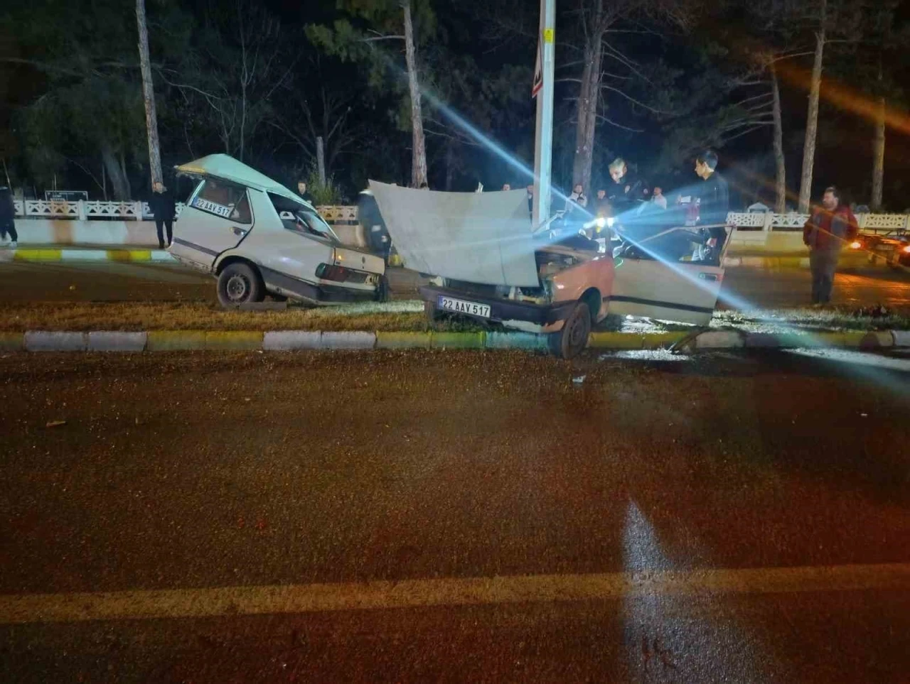 Aydınlatma direğine çarpan otomobil ikiye bölündü: 2 ağır yaralı
