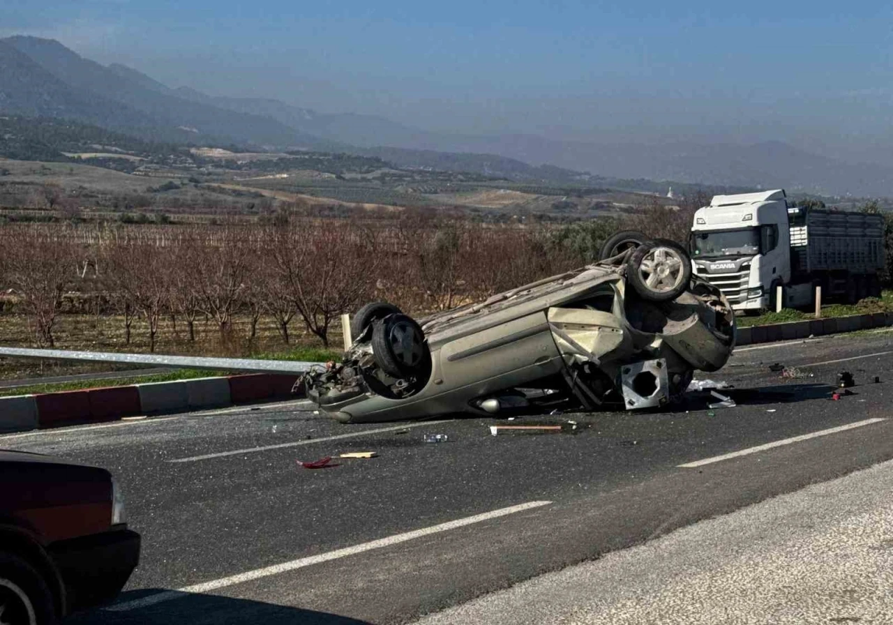 Aydınlatma direğine çarpıp takla atan otomobil hurdaya döndü; 2 yaralı
