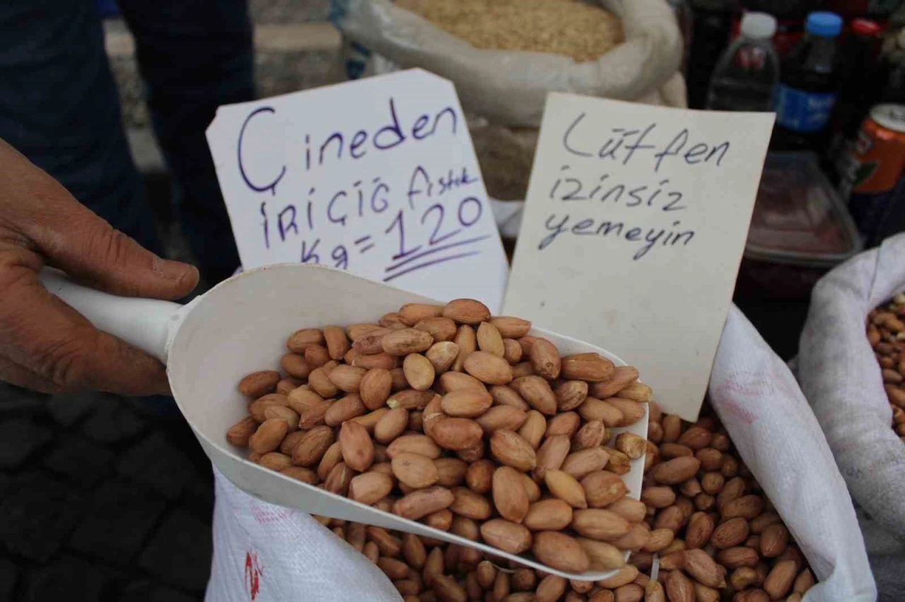 Aydınlı pazarcı izinsiz tadımdan şikayetini hazırladığı etiket ile dile getiriyor
