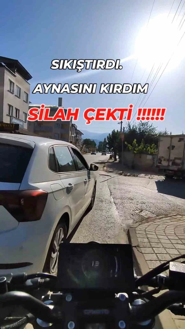 Aynasını kıran motosikletliye böyle silah çekti
