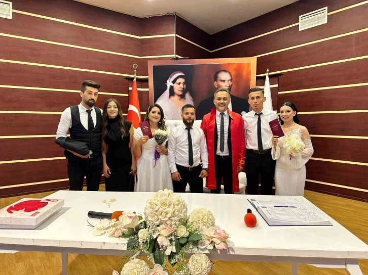 Aynı gün aynı saatte evlendiler: Birbirlerinin nikah şahidi oldular
