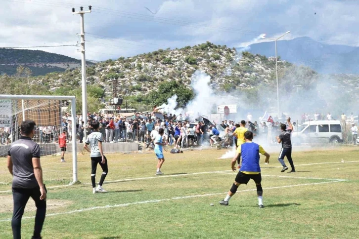 Aynı puanda iki takımın şampiyonluk maçında taşlar ve soplar havada uçuştu
