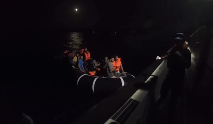 Ayvacık açıklarında Yunan unsurlarınca ölüme terk edilen 34 kaçak göçmen kurtarıldı
