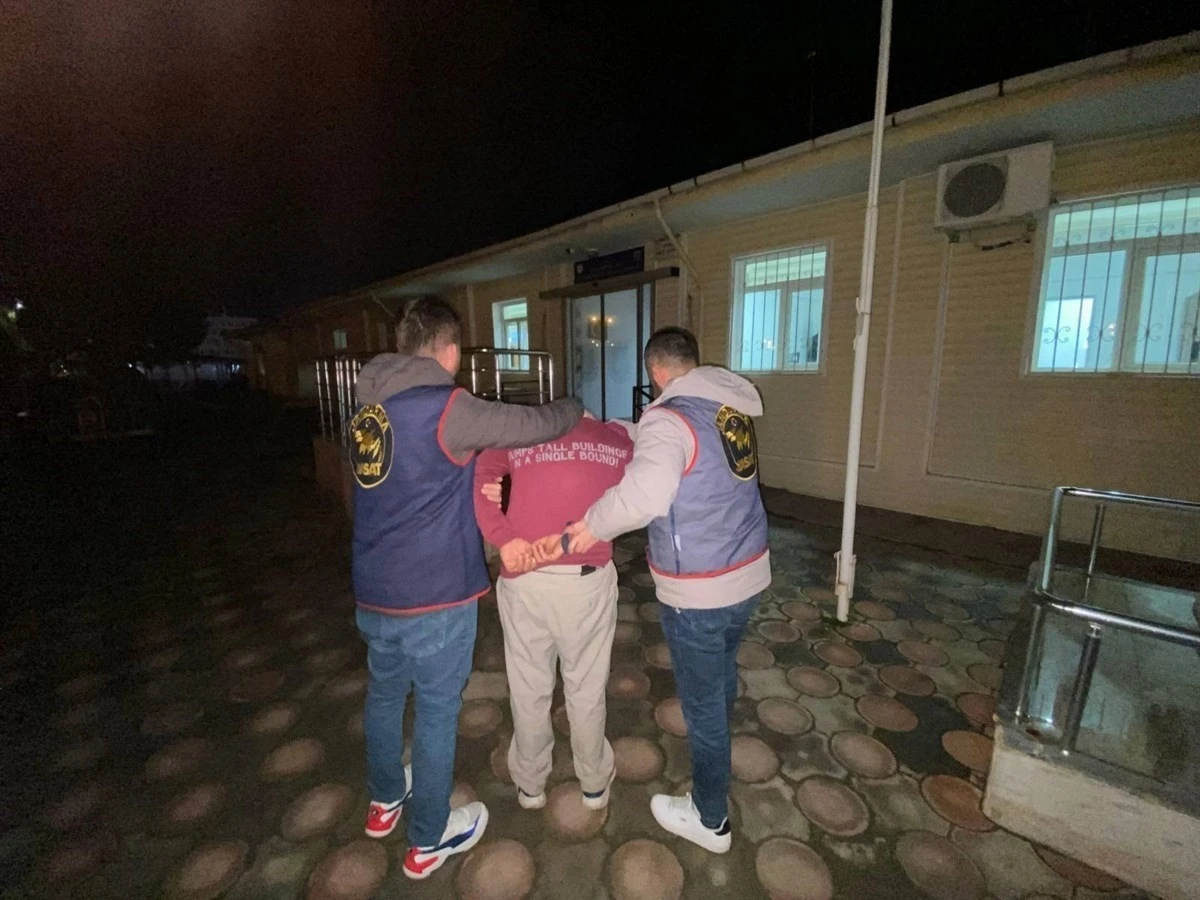 Ayvalık’ta jandarma ekipleri çeşitli suçlardan aranan 13 kişiyi yakaladı
