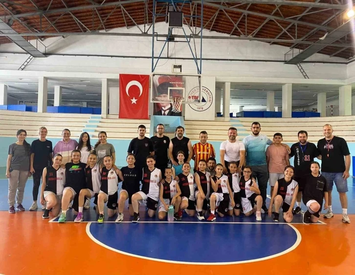 Babalar ve çocukları basketbol maçında karşı karşıya geldi
