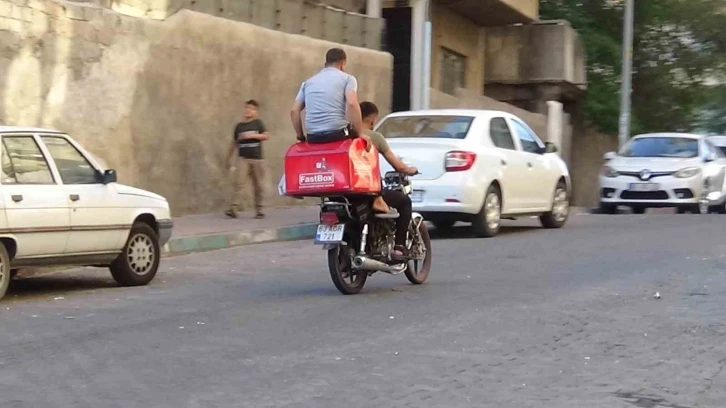 Bagaj kutusu üzerindeki tehlikeli yolculuk kamerada
