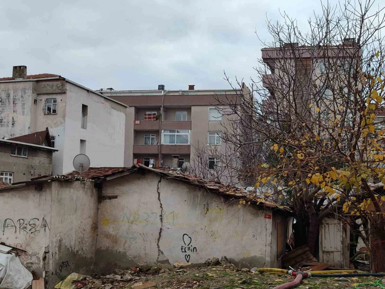 Bağcılar’da korkutan yangın, gecekondu kullanılamaz hale geldi
