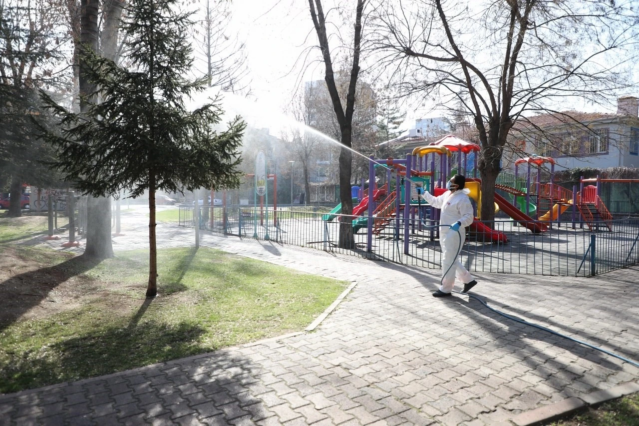 Bahar aylarının gelmesiyle Melikgazi Belediyesi ilaçlama çalışmalarına başladı
