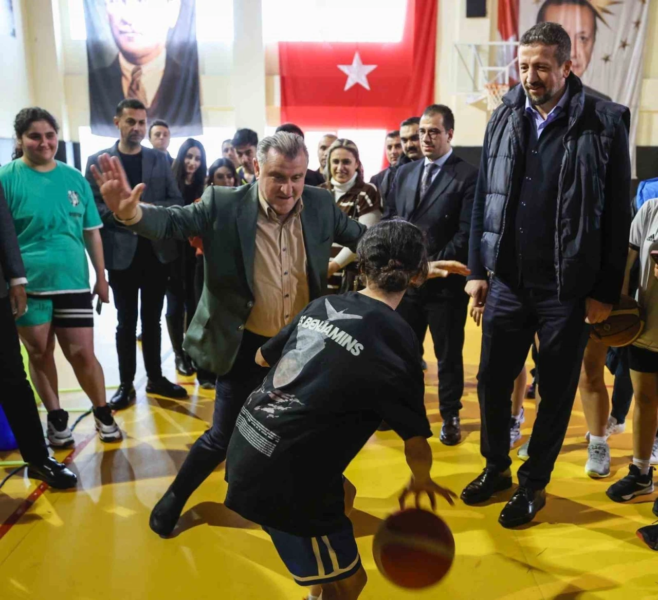 Bakan Bak okul sporları finallerinde gösteri maçına çıkacak
