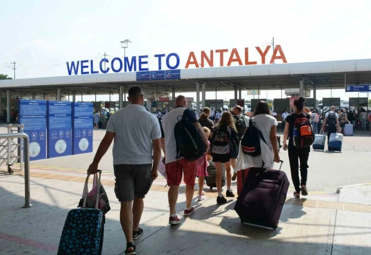 Bakan duyurdu: &quot;Antalya Havalimanında uçak ve yolcu trafiğinde 2024 senesinin rekorunu kırdık&quot;
