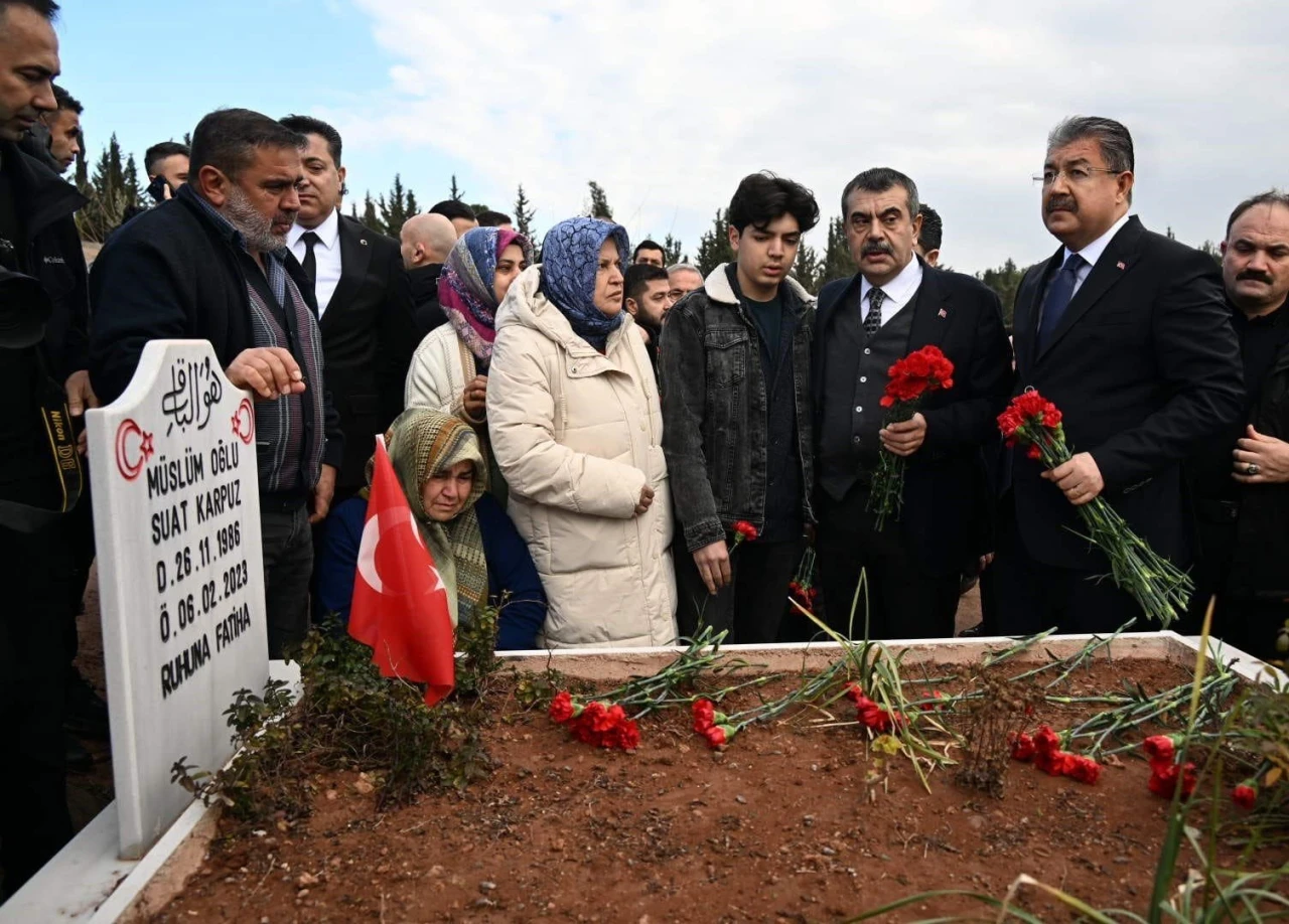 Bakan Tekin, Osmaniye’de deprem şehitliğini ziyaret etti
